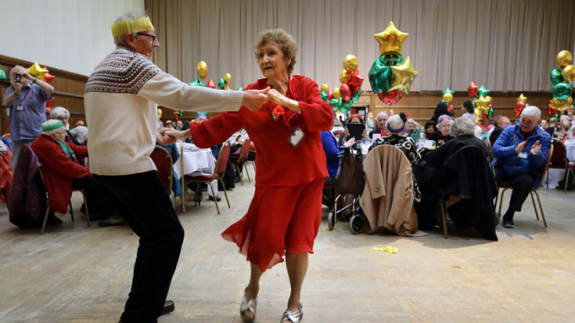 Gece kulübüne dansa gitmek için hangi yaş çok yaşlı sayılır?