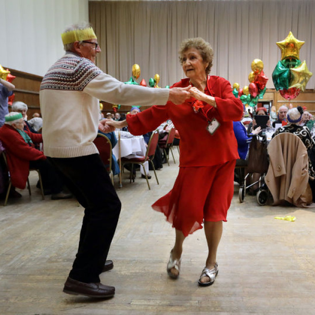 Gece kulübüne dansa gitmek için hangi yaş çok yaşlı sayılır?