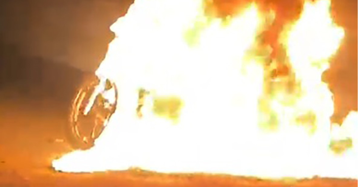 Motosikleti park ettikten sonra ceza yiyen adam motorunu yakar