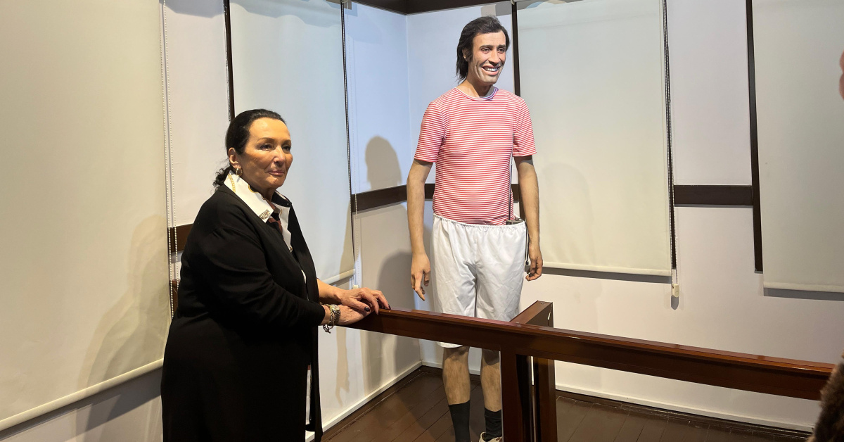 Gül Sunal Kemal Sunal Anı Odası Ziyaretinde Duygulanıyor