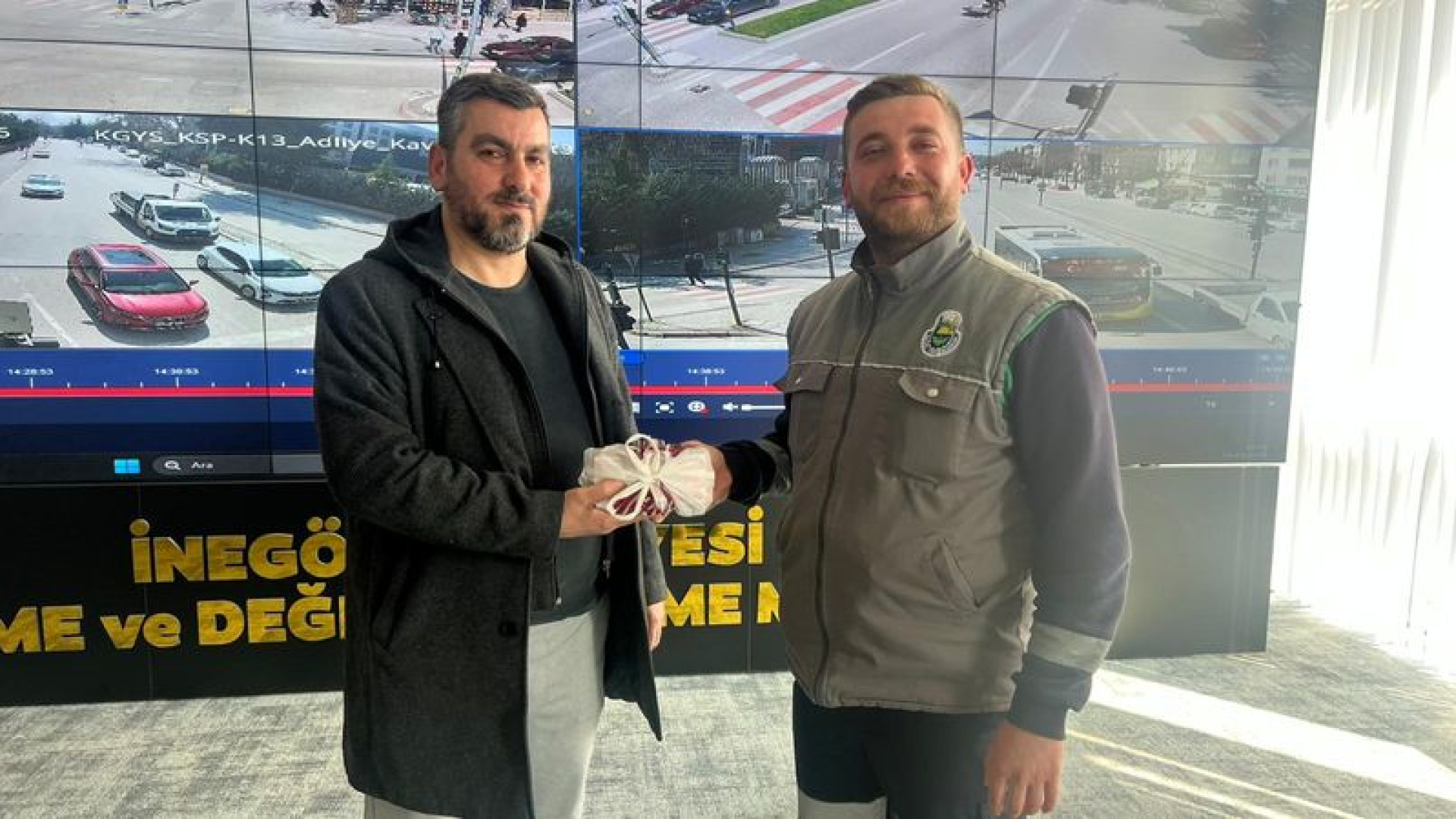 Bursa'da Belediye Personeli Bulduğu 200 Bin Liralık Çantayı Sahibine Teslim Etti