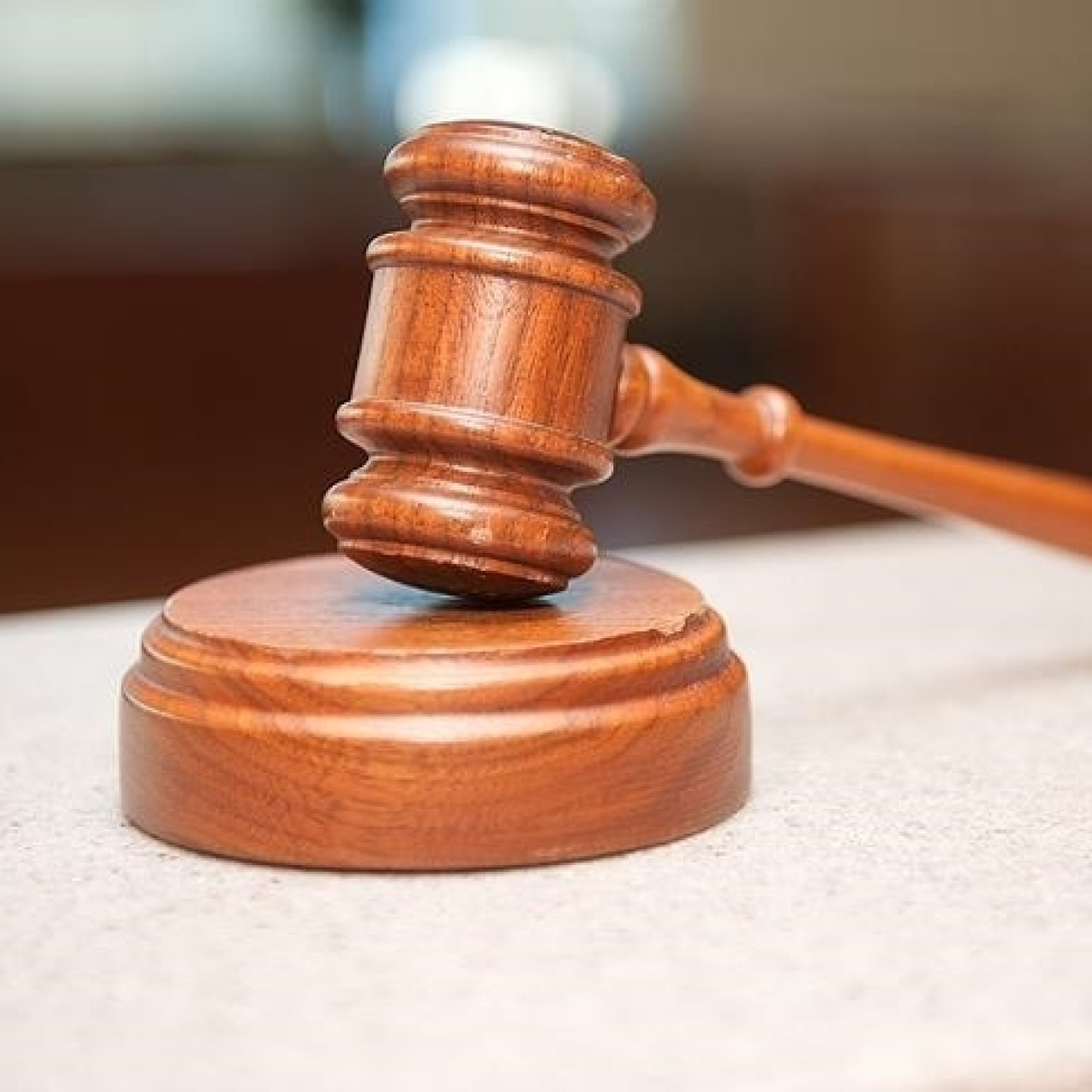 Kardeşini ölümle tehdit edip parasını aldı!