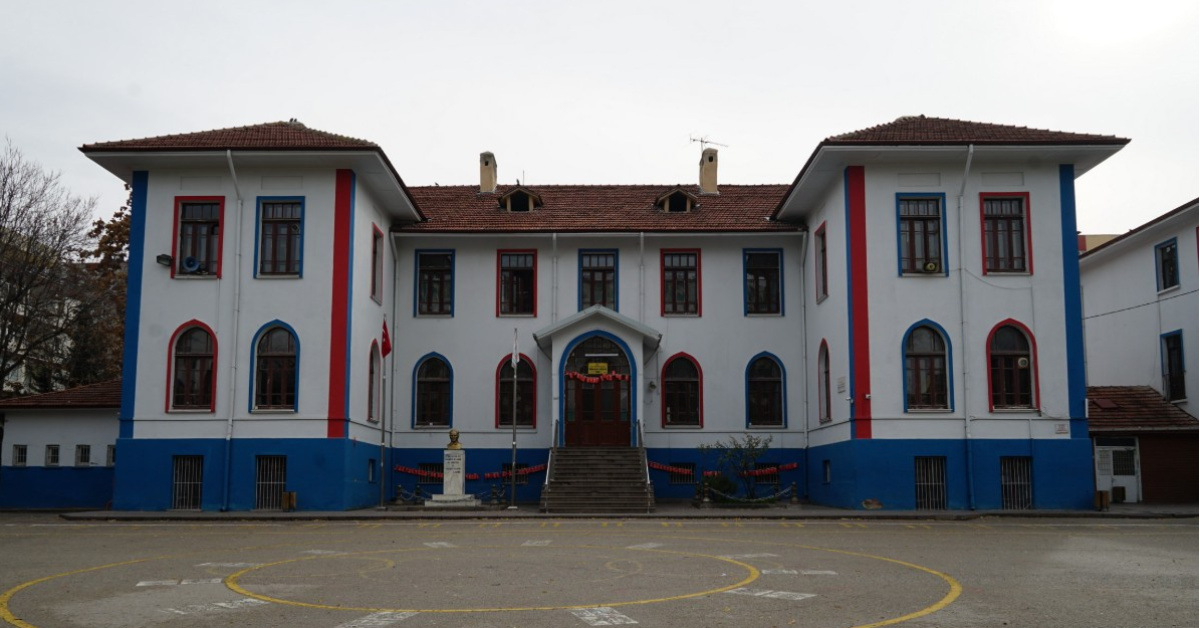 Mimar Kemal Ortaokulu Kapanmayacak