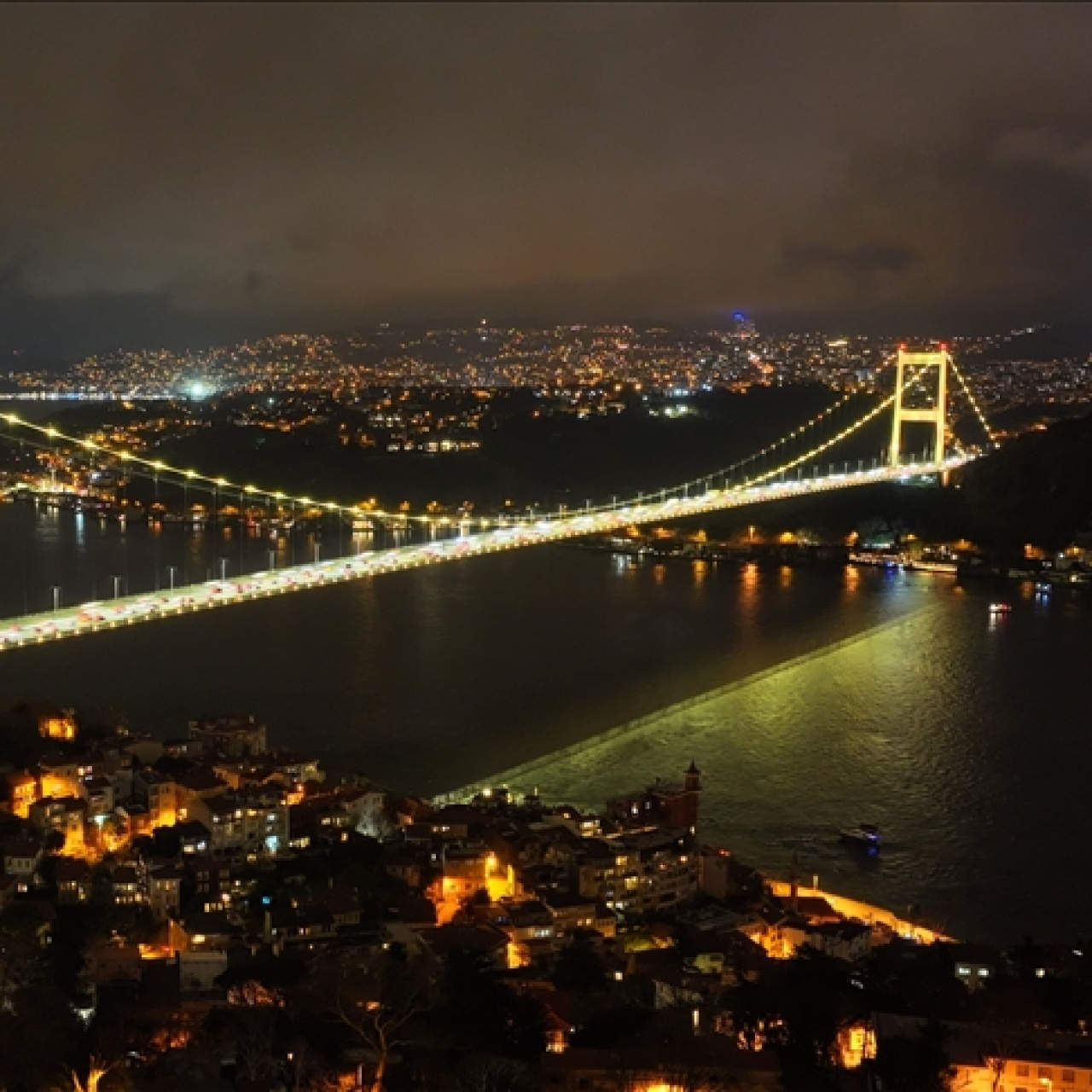 Fatih Sultan Mehmet Köprüsü sarıya büründü