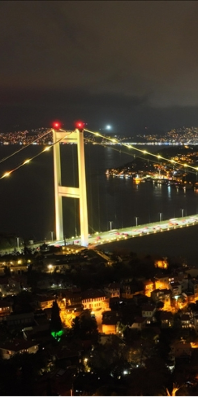 Fatih Sultan Mehmet Köprüsü sarıya büründü