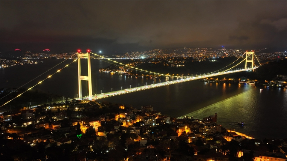 Fatih Sultan Mehmet Köprüsü sarıya büründü