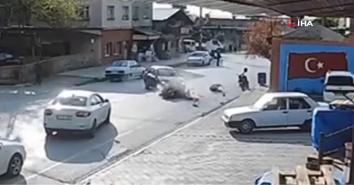 Otomobile çarptı, motosiklet sürücüsü havada savruldu