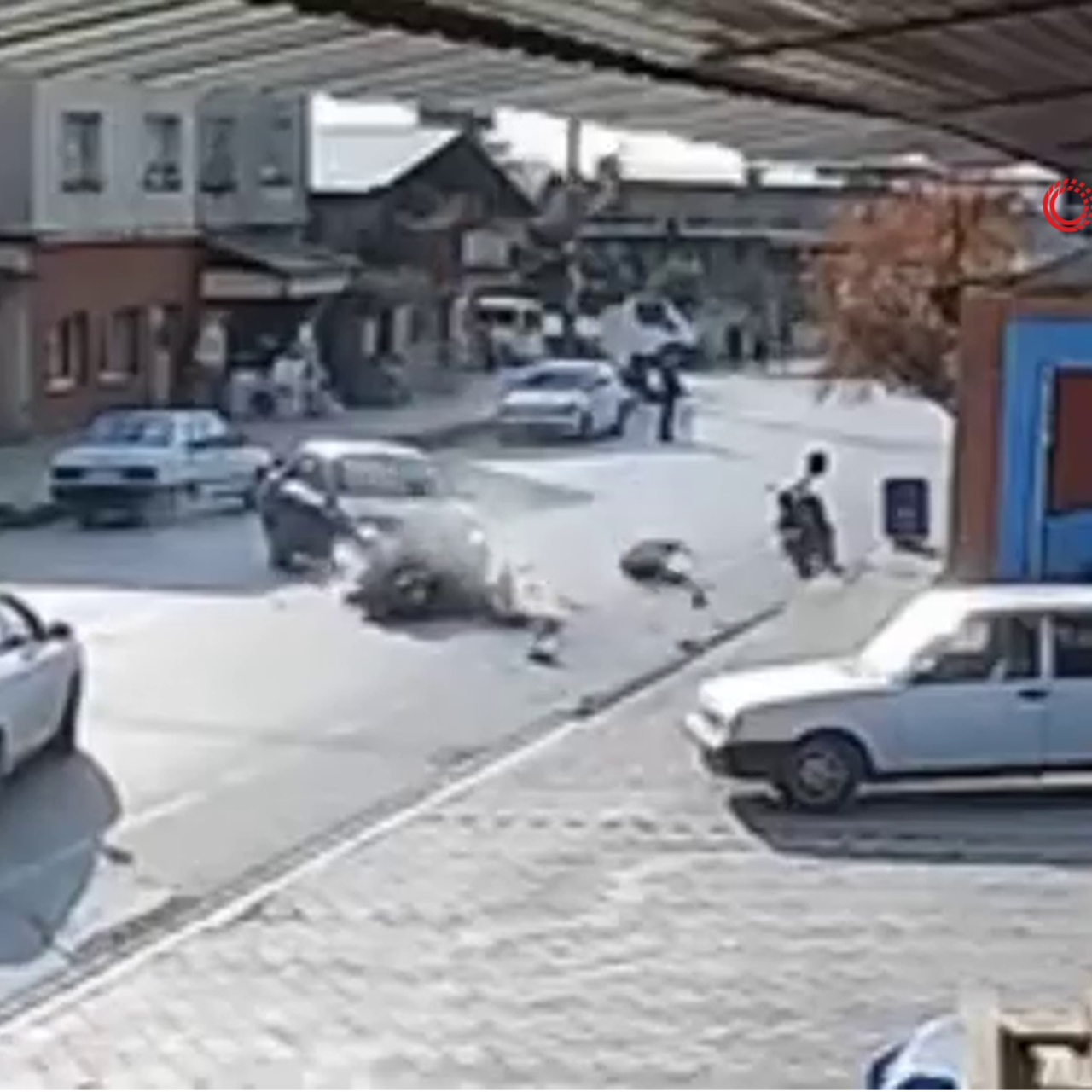 Otomobile çarptı, havaya savruldu!