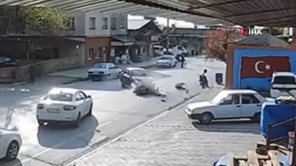 Otomobile çarptı, havaya savruldu!