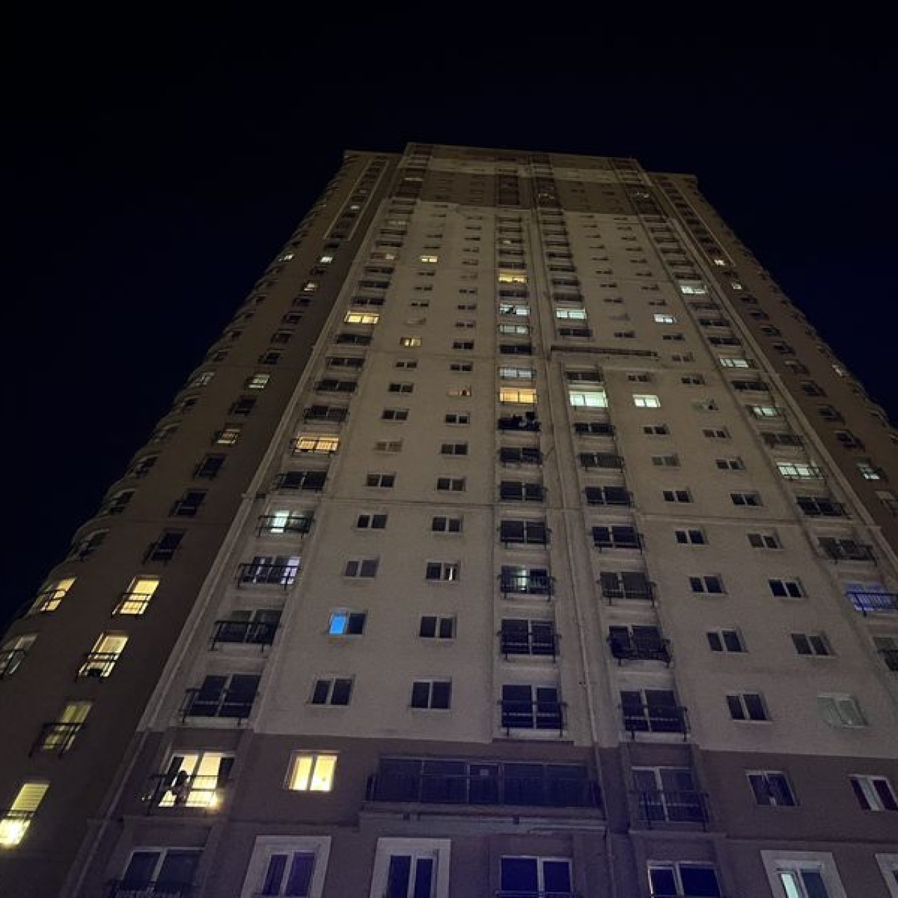 35 katlı binadan düşerek can verdi 