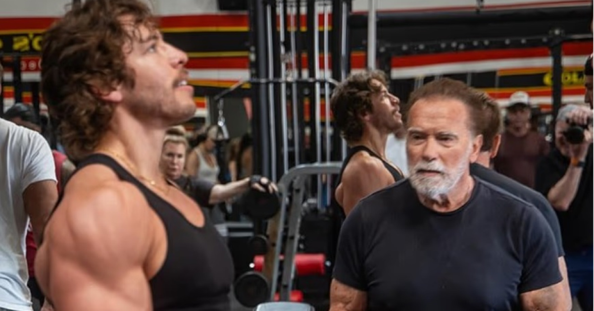 Arnold Schwarzenegger oğluna vücut geliştirme yarışmasına yardımcı oldu