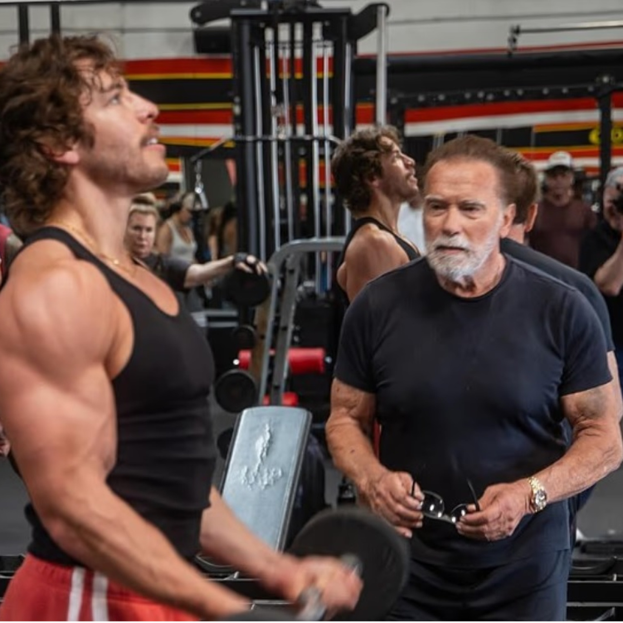 Oğlunu vücut yarışmasına hazırlıyor