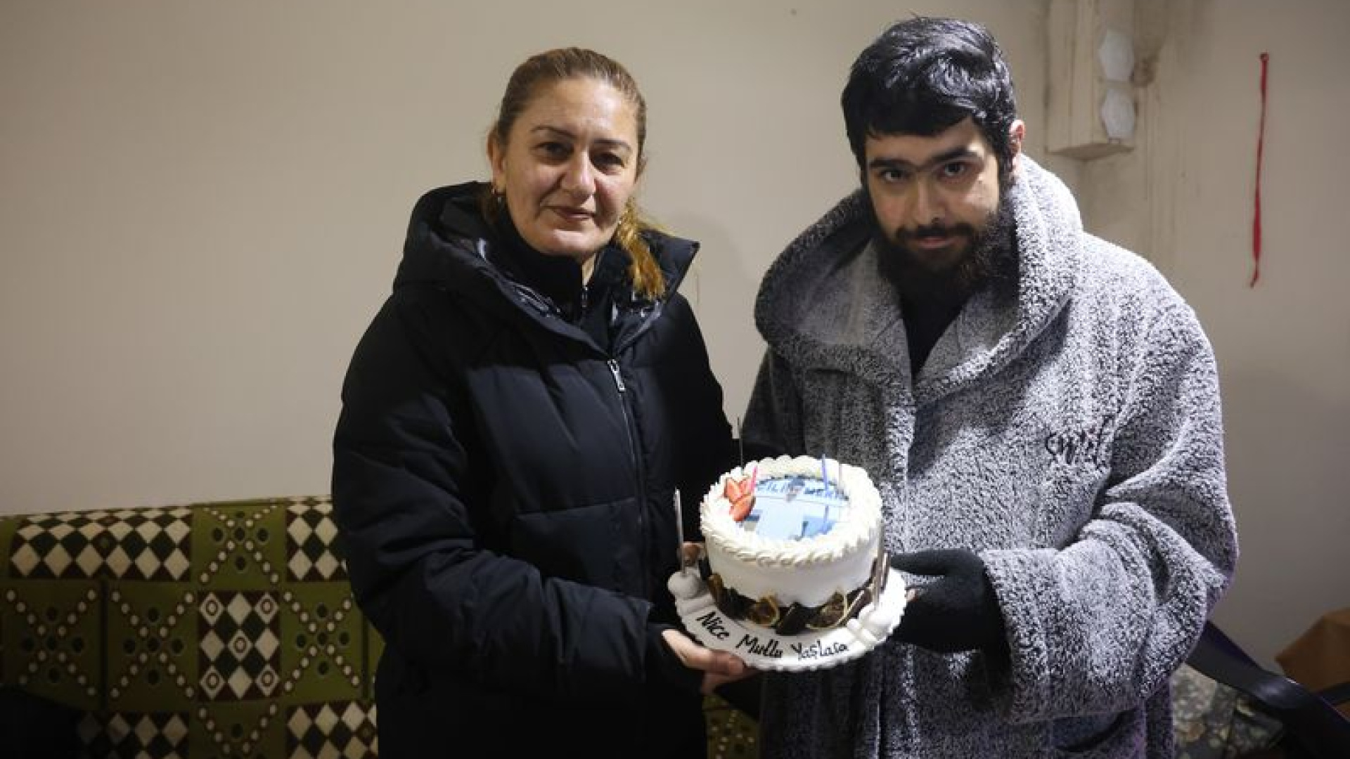 Depremzede Barış Özbay, 3 Yıl Sonra İlk Kez Evden Çıkarak 25. Yaşını Kutladı