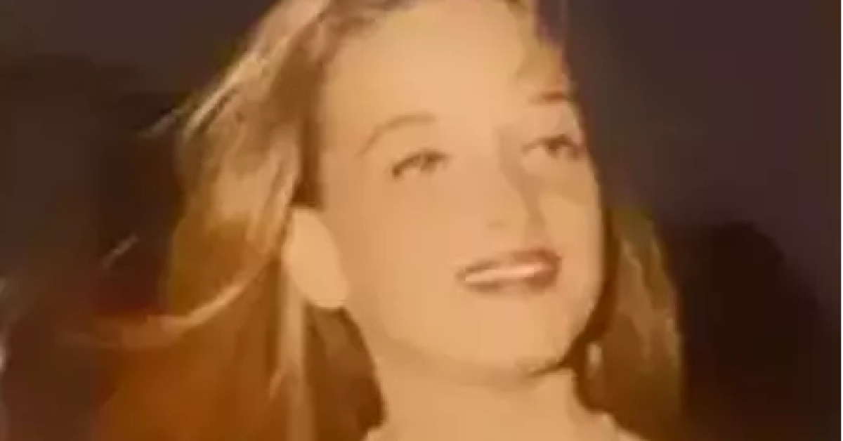 Saba Tümer'in Nostaljik Gençlik Fotoğrafı Takipçilerini Yıllar Öncesine