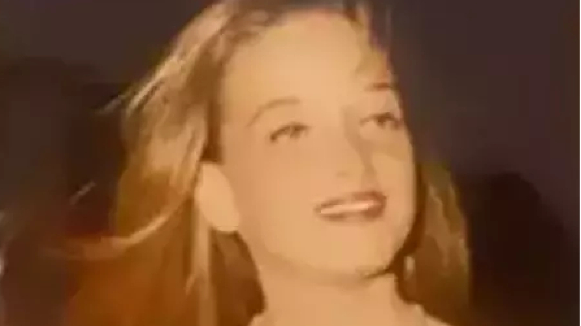 Saba Tümer'den Nostaljik Paylaşım: Gençlik Fotoğrafıyla Takipçilerini Geçmişe Götürdü
