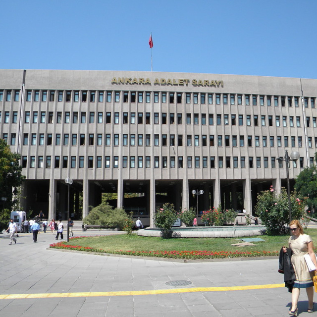 Hasarlı araçların şaseleriyle oynadılar