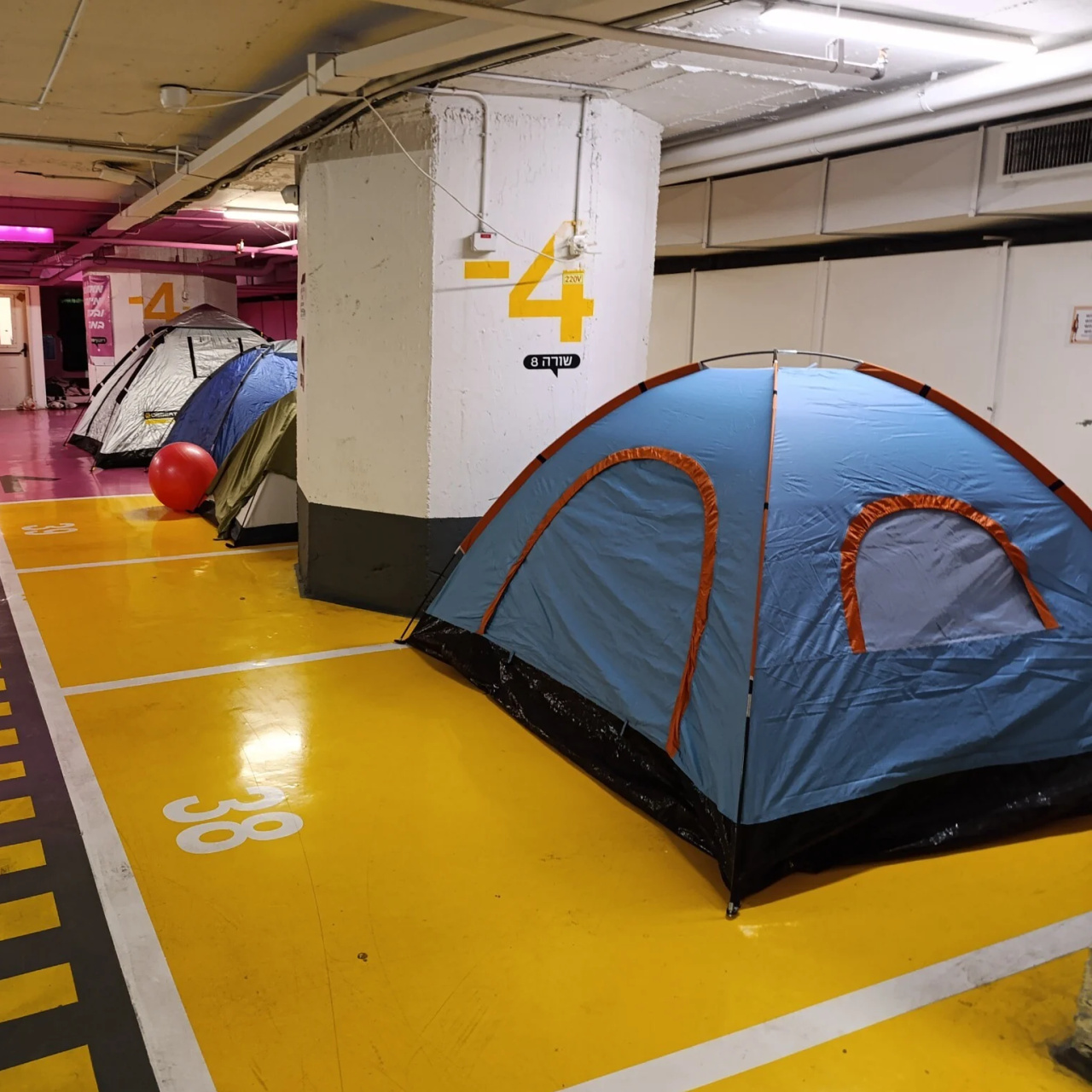 İsrail'de otoparklar sığınak oldu