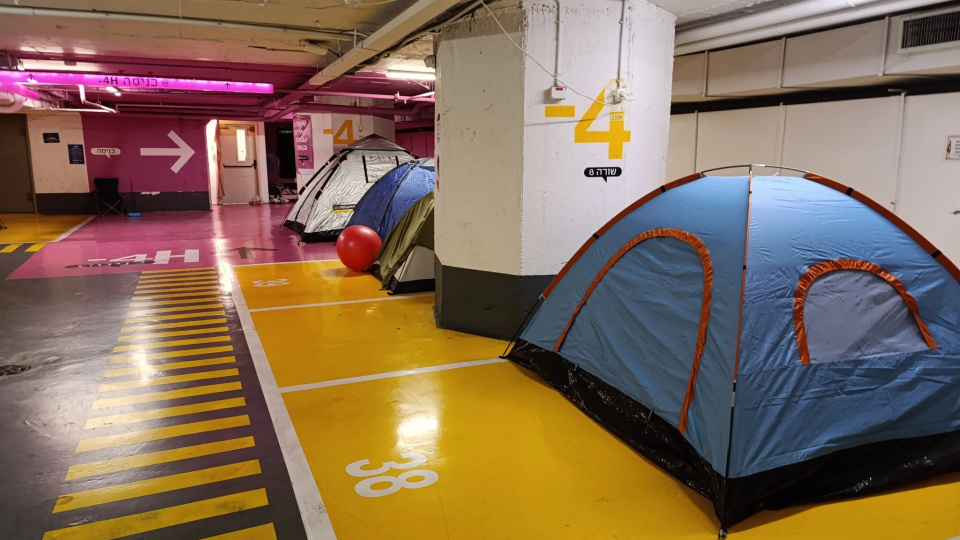 İsrail'de otoparklar sığınak oldu