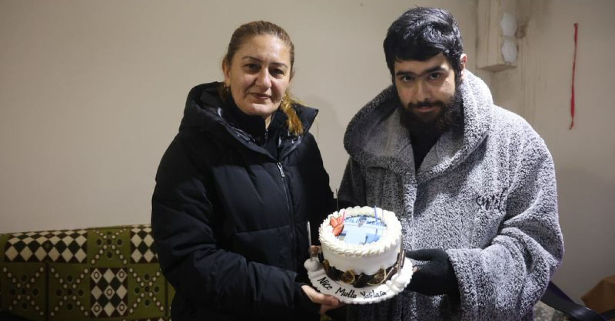 Evden Çıkmayan Telefon Bağımlısı'nın Doğum Günü