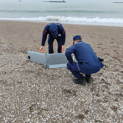 Sahilde İHA parçaları bulundu