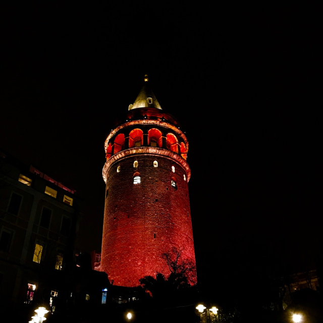Galata Kulesi’nde kırmızı ışıkta umut
