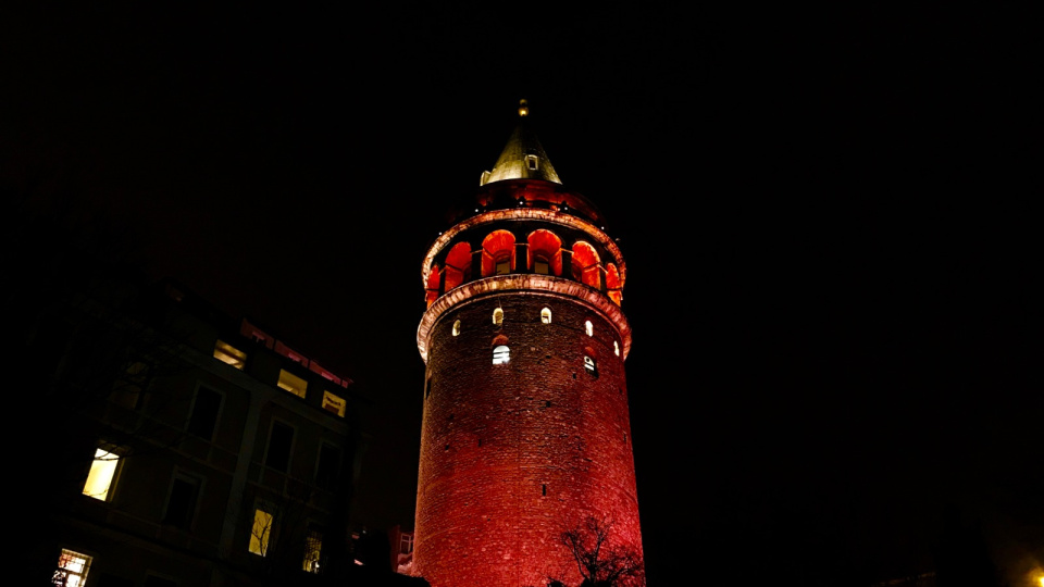 Galata Kulesi'nde kırmızı ışıkta umut