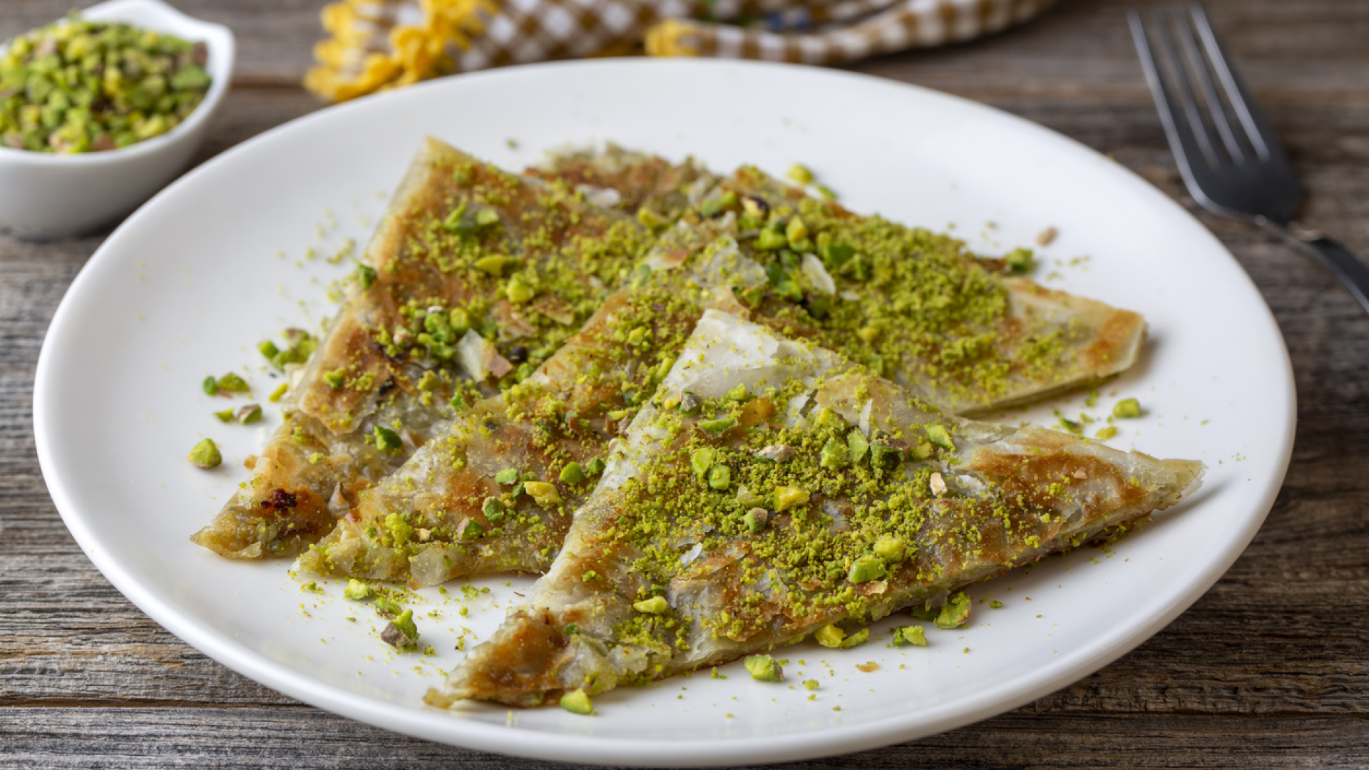 Antep lezzeti mutfağınıza geliyor! Evde kolaylıkla hazırlayabileceğiniz katmer tarifi!