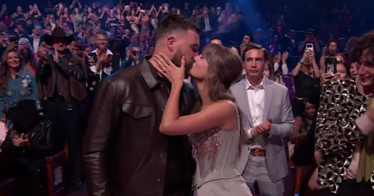 Taylor Swift nişanlısını öperek yılın pop albümü ödülünü kutladı