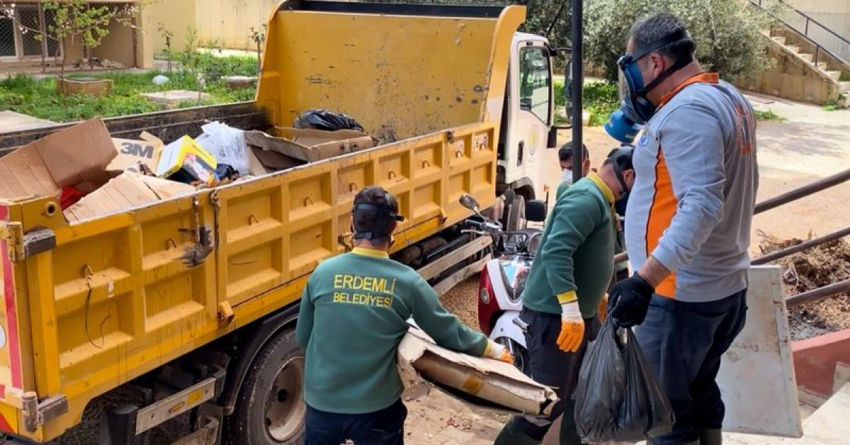 Erdemli'deevden 7 kamyon çöp çıkarıldı