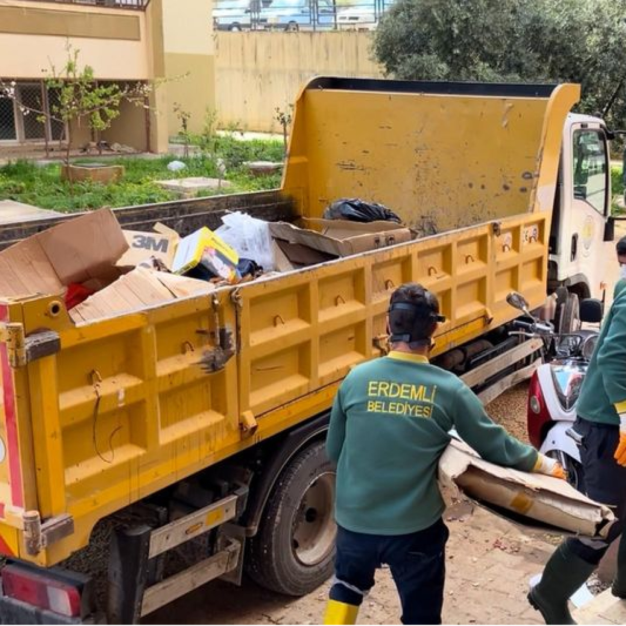 Bir evden 7 kamyon çöp çıkarıldı