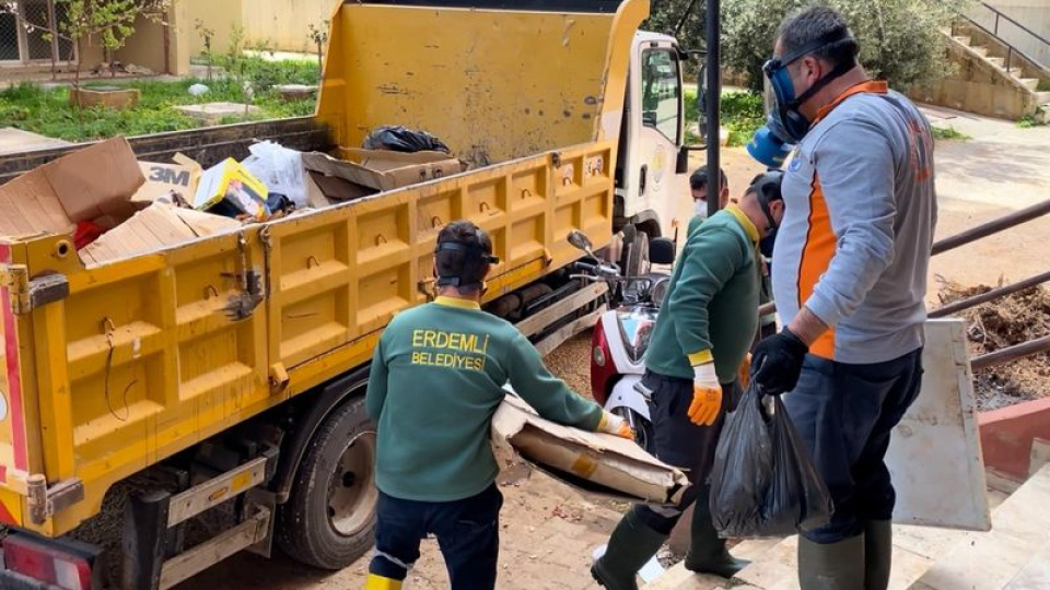 Bir evden 7 kamyon çöp çıkarıldı