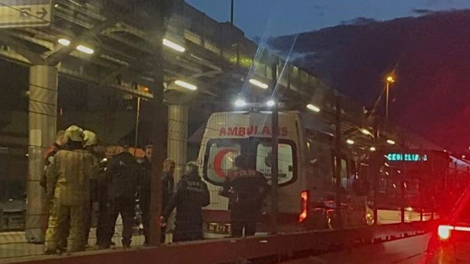 Metrobüs ayağının üstünden geçti!