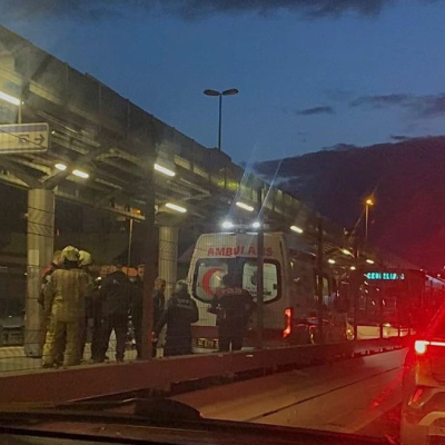 Metrobüs ayağının üstünden geçti!