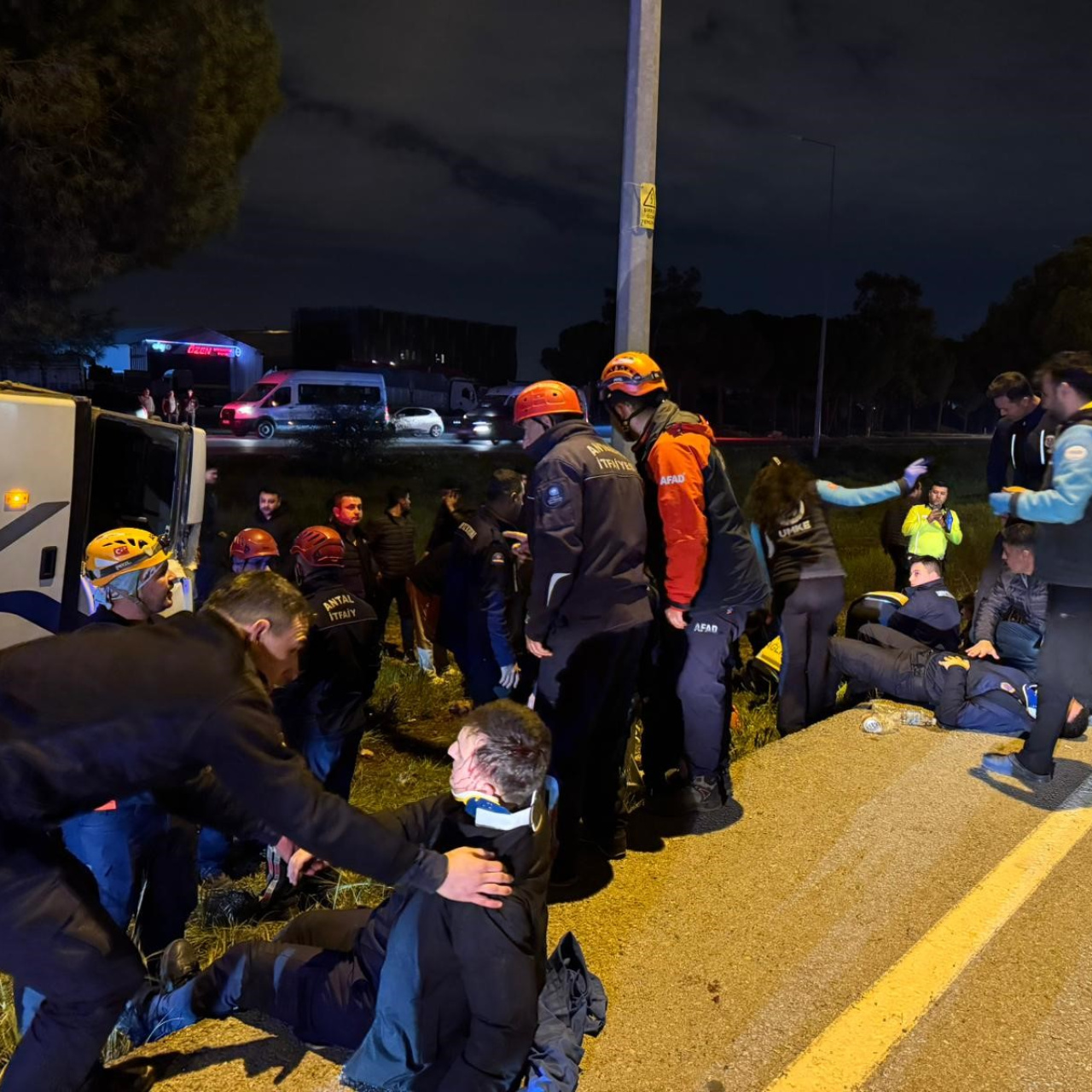 Memurları taşıyan araç devrildi: 16 yaralı