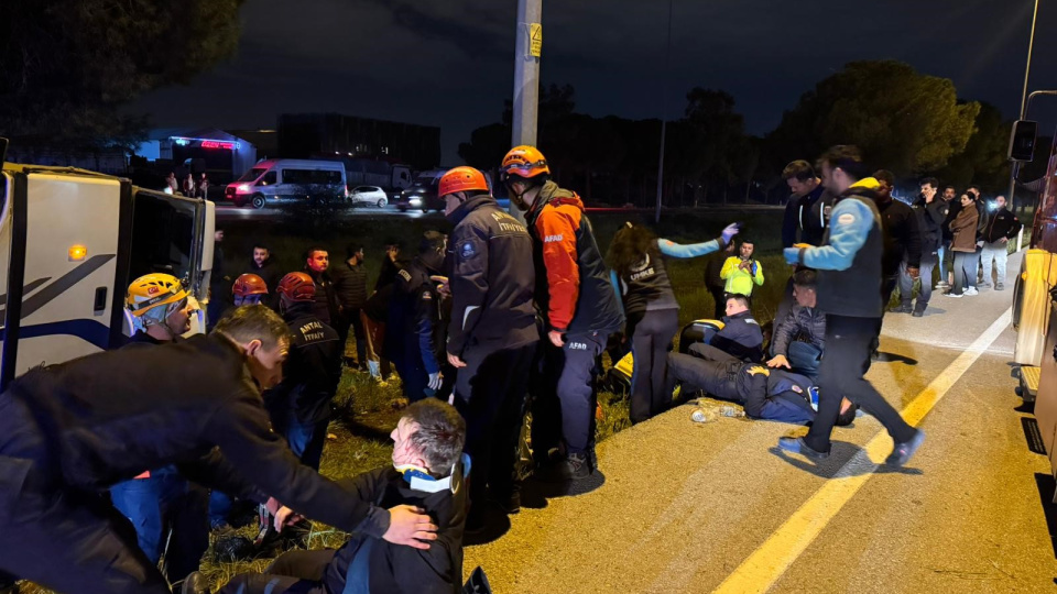 Memurları taşıyan araç devrildi: 16 yaralı