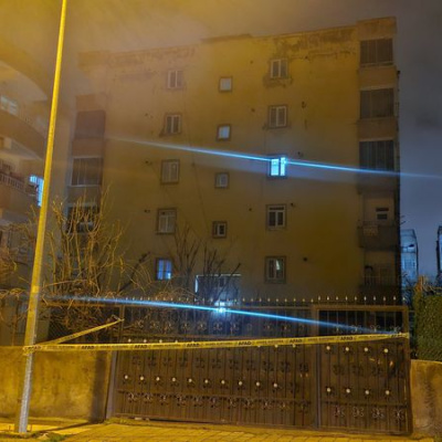 Kolonlarından ses gelen apartman boşaltıldı