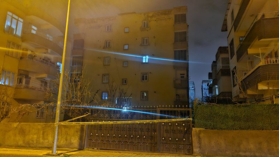 Kolonlarından ses gelen apartman boşaltıldı