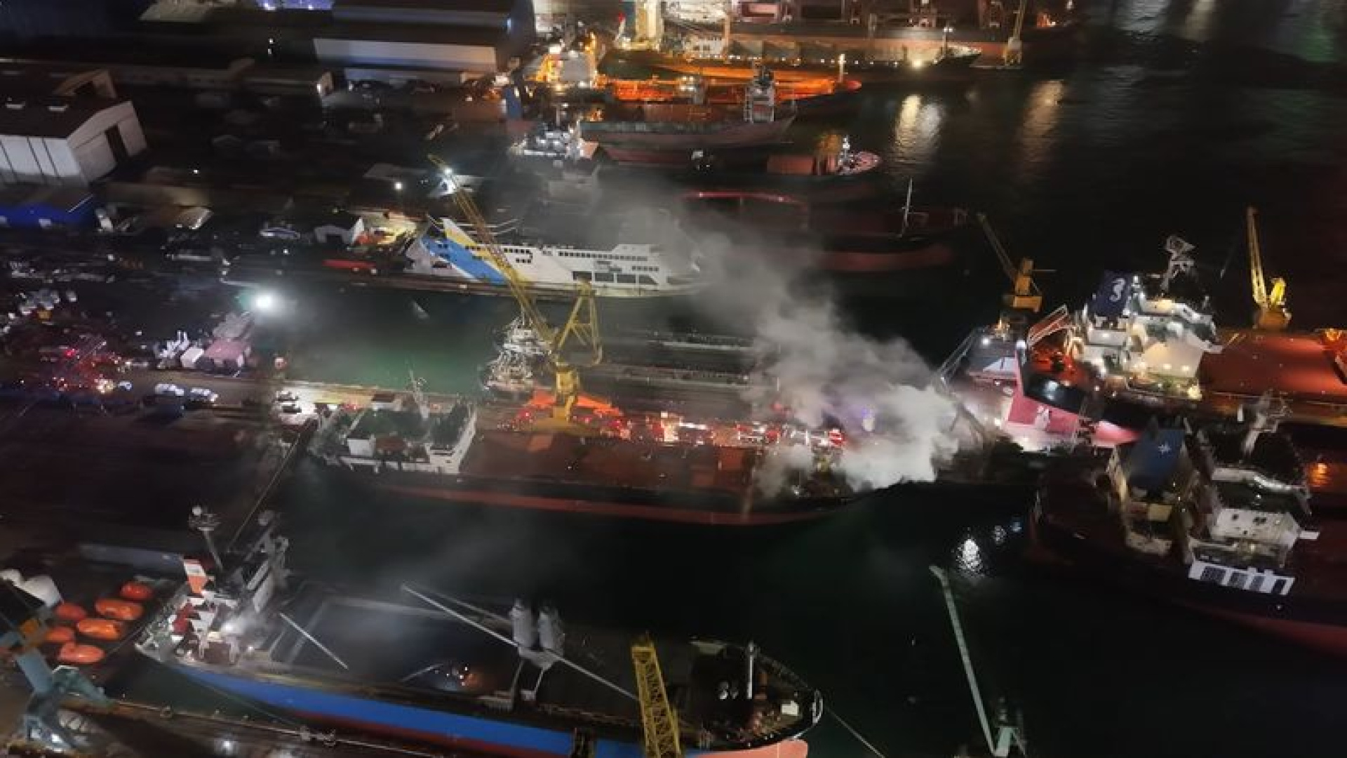 Tuzla'da Kuru Yük Gemisinde Çıkan Yangın İtfaiye Ekiplerince Söndürüldü