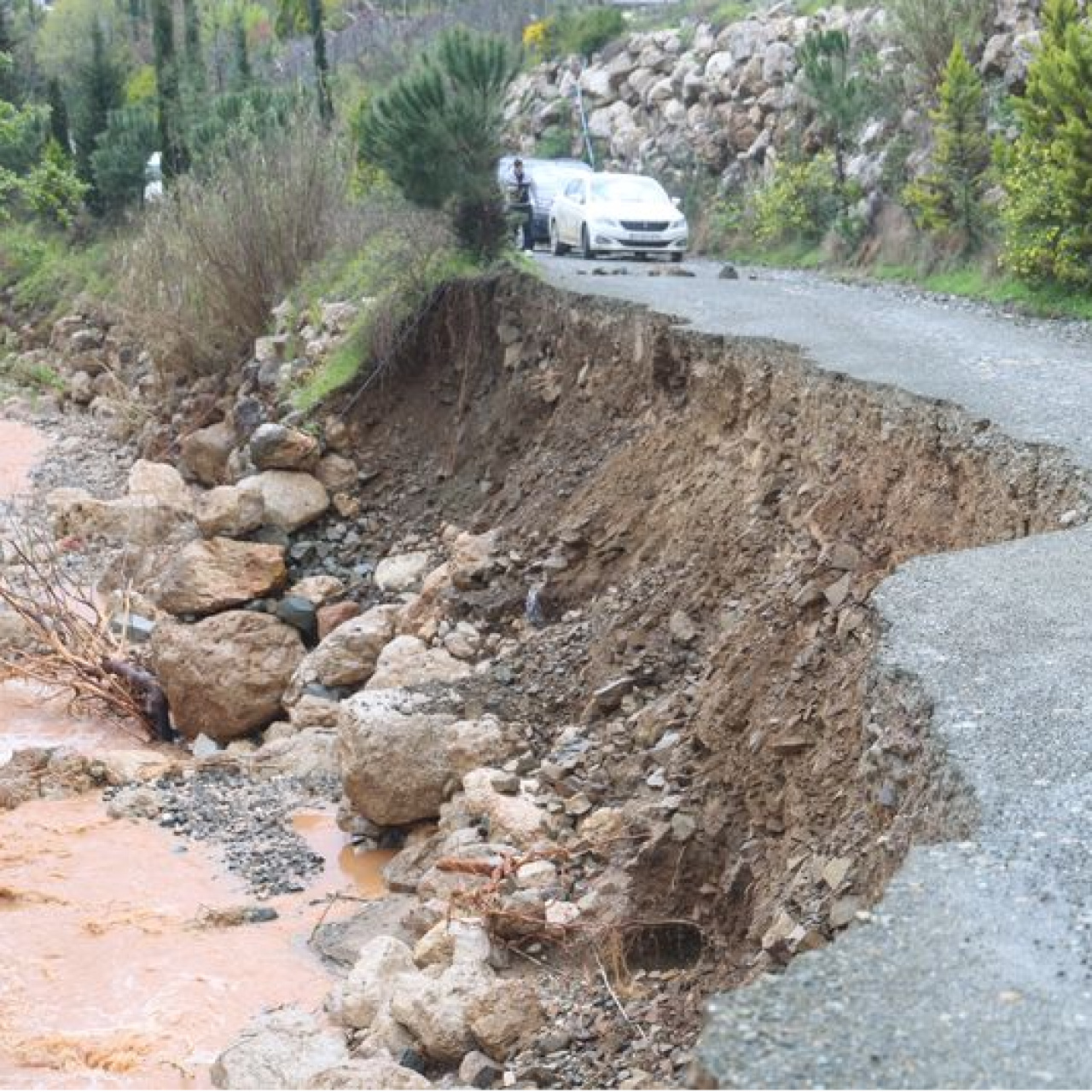 Hatay'da sel: Köprü yıkıldı, yol çöktü