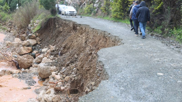 Hatay'da sel: Köprü yıkıldı, yol çöktü