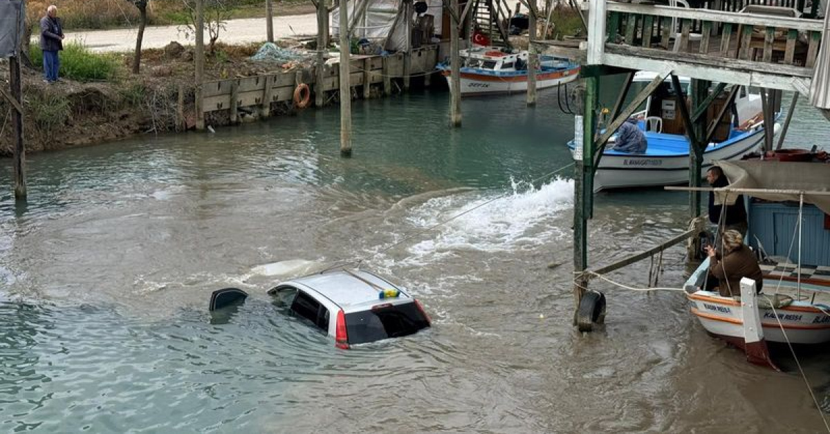 Antalya'da Kontrolden Çıkan Otomobil İrmaga Uçtu