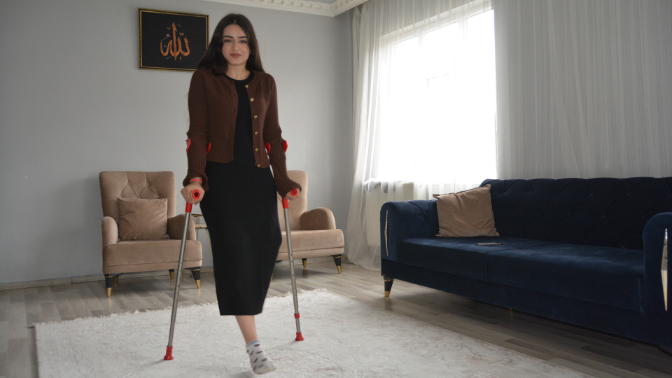 Kanserden bir bacağı kesildi! Hayali protez bacakla tekrar yürümek