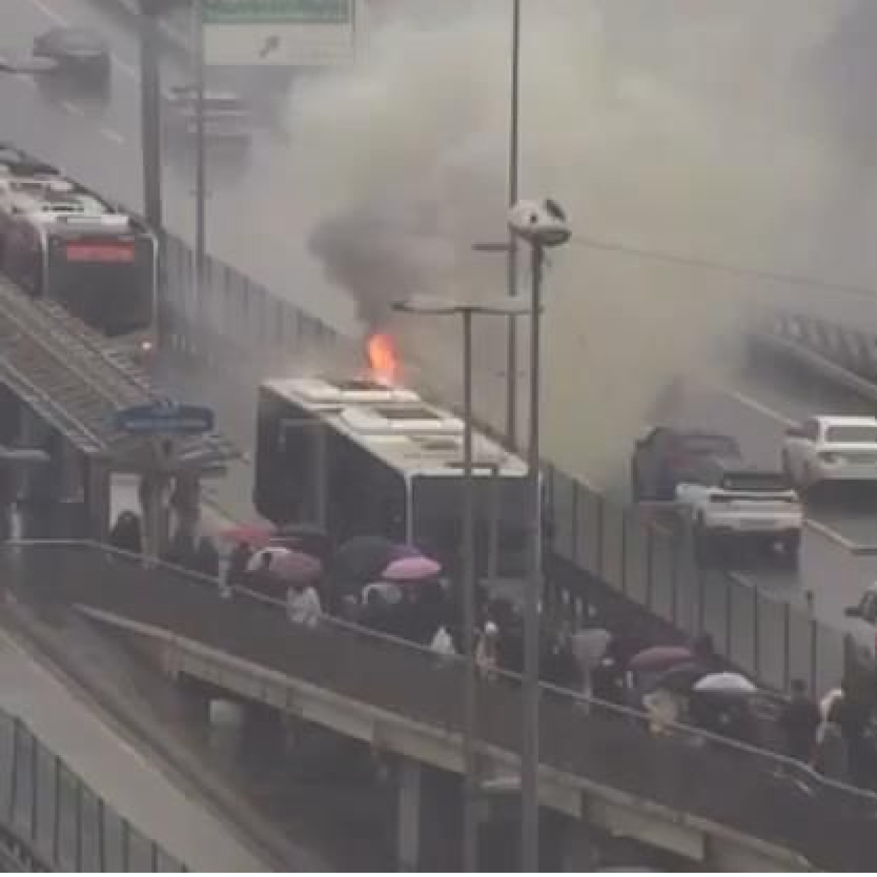 Metrobüste yangın çıktı