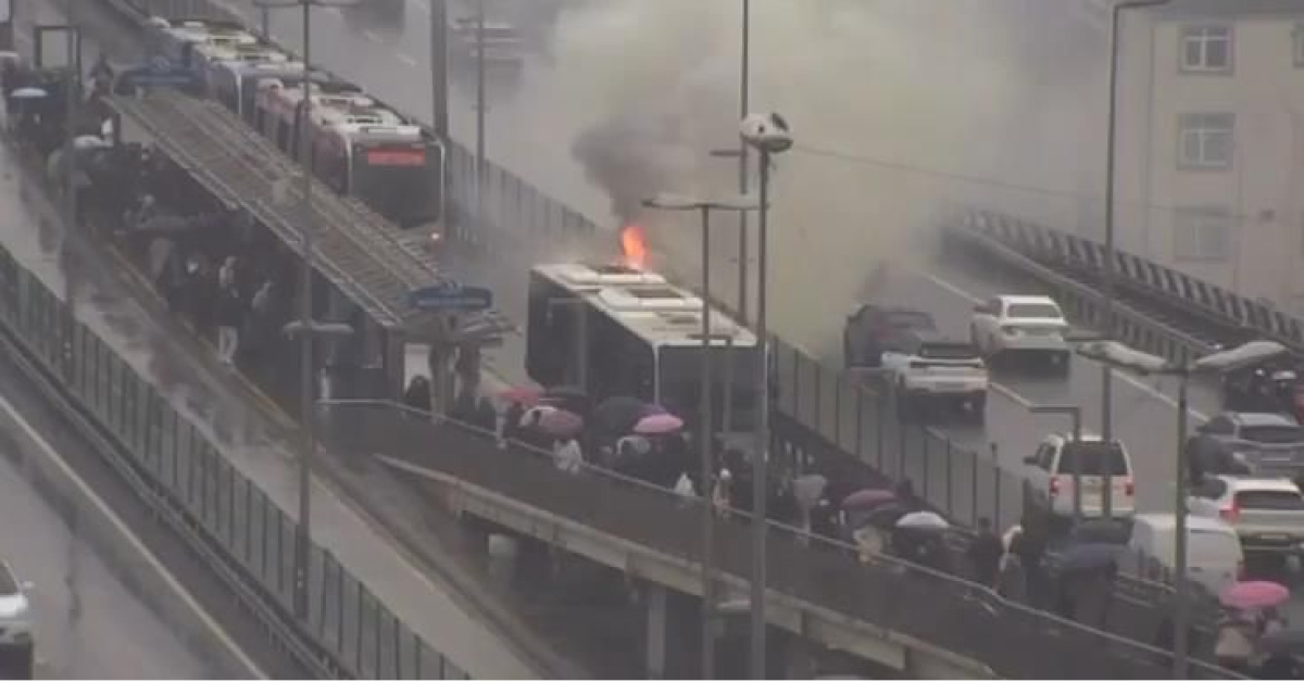 İstanbul'da Metrobüste Yangın, Yangın Söndürüldü