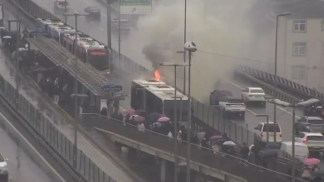 Metrobüste yangın çıktı