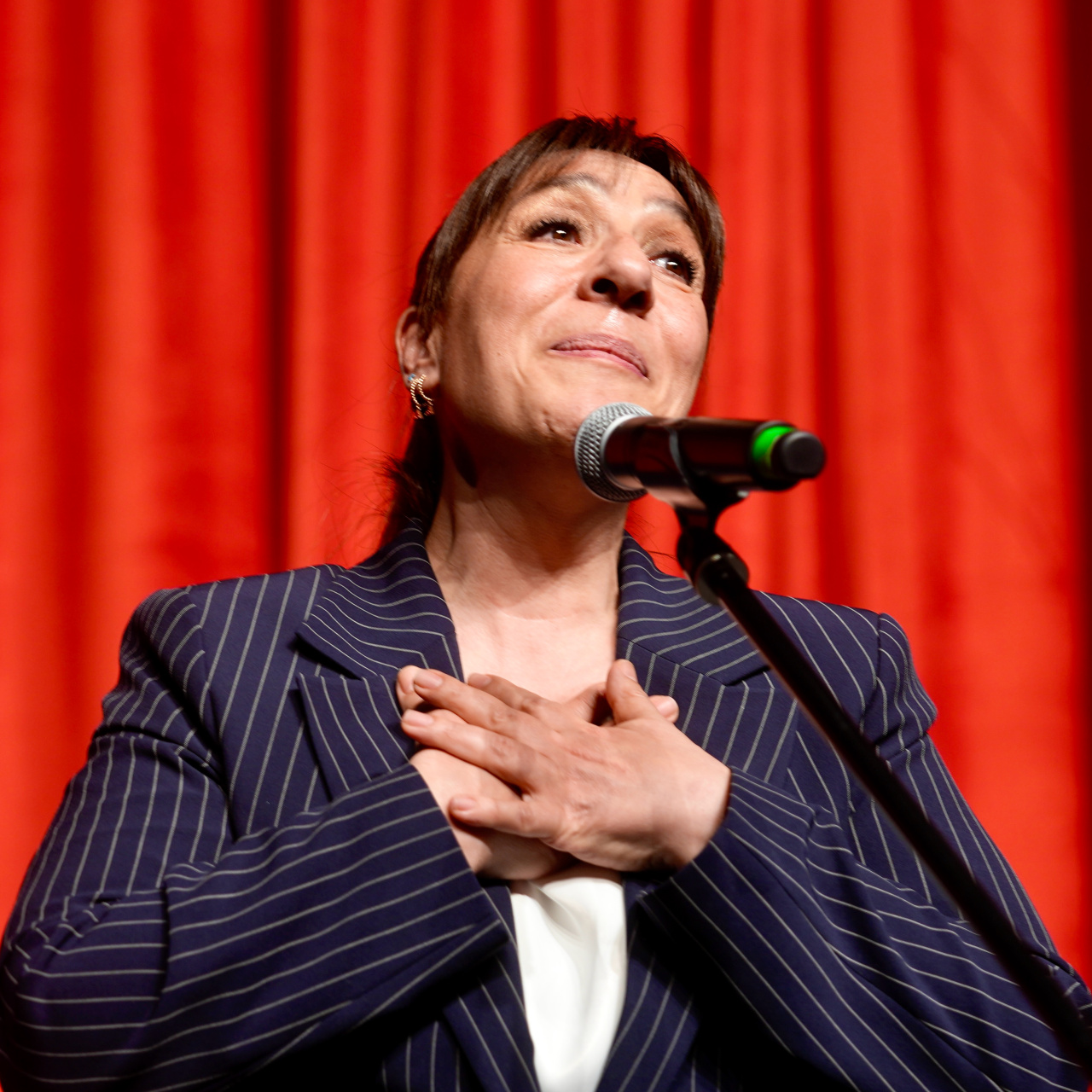 Gözyaşlarını tutmakta zorlandı