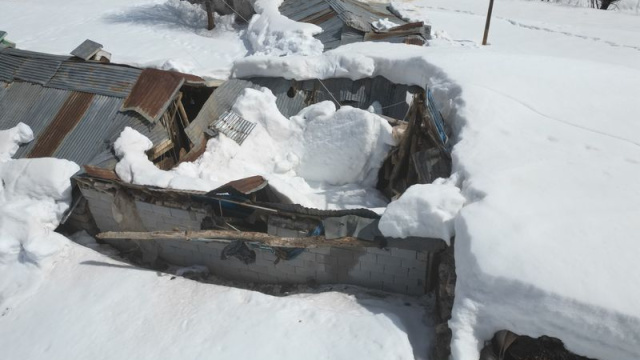 Erzincan'da ahırların çatısı çöktü