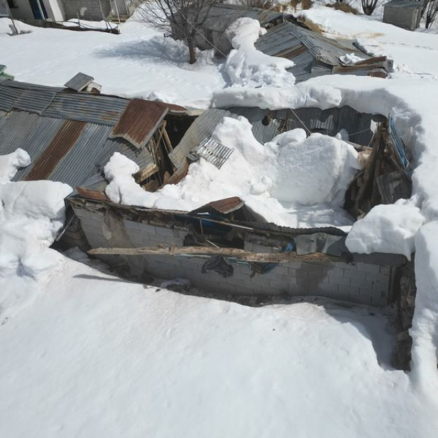Erzincan'da ahırların çatısı çöktü