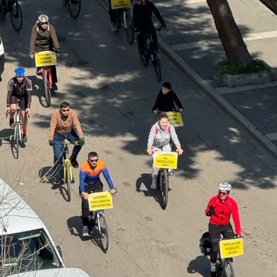 Trafikte görünür olmak için pedal çevirdiler