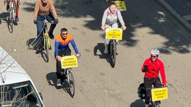 Trafikte görünür olmak için pedal çevirdiler